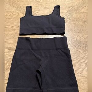 Workout set size large in black padded sport bra